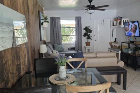 Condo in Hollywood, Florida, 1 bedroom  № 1893310 - photo 22
