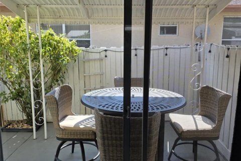 Condo in Hollywood, Florida, 1 bedroom  № 1893310 - photo 14