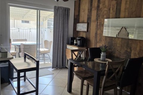 Condo in Hollywood, Florida, 1 bedroom  № 1893310 - photo 3