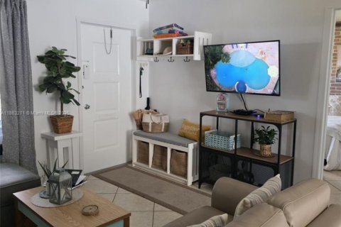 Condo in Hollywood, Florida, 1 bedroom  № 1893310 - photo 24