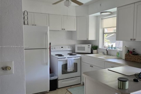 Condo in Hollywood, Florida, 1 bedroom  № 1893310 - photo 18