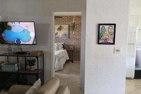 Condo in Hollywood, Florida, 1 bedroom  № 1893310 - photo 23
