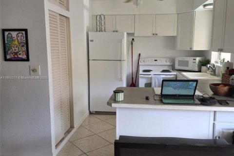 Condo in Hollywood, Florida, 1 bedroom  № 1893310 - photo 20