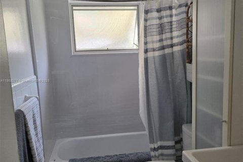 Condo in Hollywood, Florida, 1 bedroom  № 1893310 - photo 4