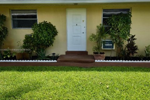 Condo in Hollywood, Florida, 1 bedroom  № 1893310 - photo 1
