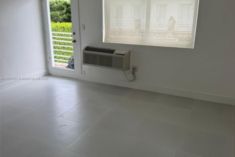 Condo in Miami Beach, Florida, 1 bedroom  № 1823461 - photo 3