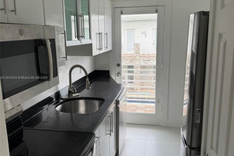 Condo in Miami Beach, Florida, 1 bedroom  № 1823461 - photo 2