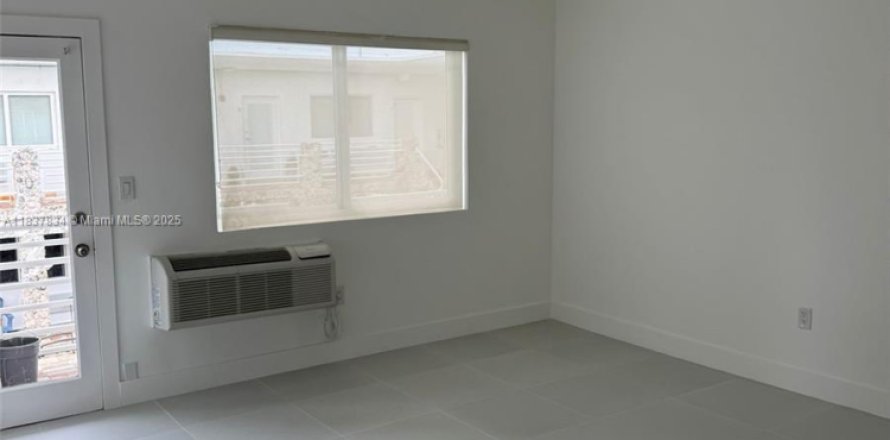 Condo in Miami Beach, Florida, 1 bedroom  № 1823461