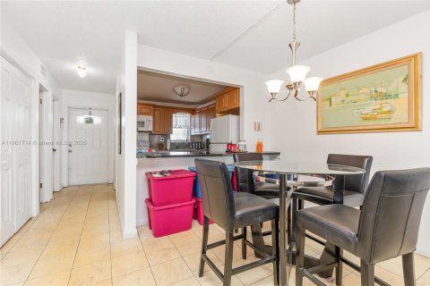 Condo in Pembroke Pines, Florida, 1 bedroom  № 1963714 - photo 20