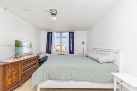 Condo in Pembroke Pines, Florida, 1 bedroom  № 1963714 - photo 17