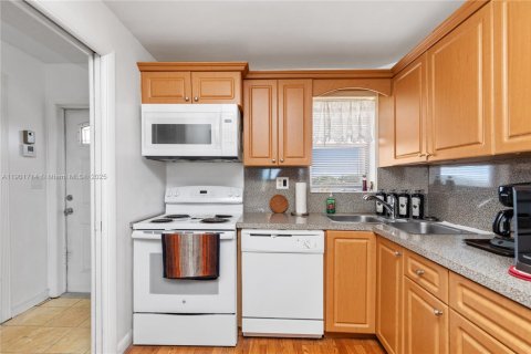 Condo in Pembroke Pines, Florida, 1 bedroom  № 1963714 - photo 16