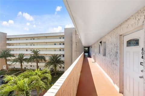 Condo in Pembroke Pines, Florida, 1 bedroom  № 1963714 - photo 11