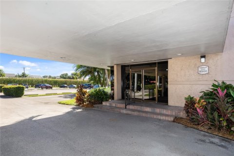 Condo in Pembroke Pines, Florida, 1 bedroom  № 1963714 - photo 12