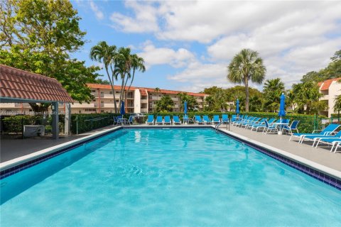 Condo in Pembroke Pines, Florida, 1 bedroom  № 1963714 - photo 4