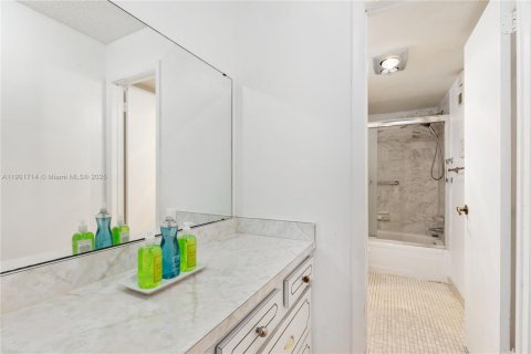 Condo in Pembroke Pines, Florida, 1 bedroom  № 1963714 - photo 2