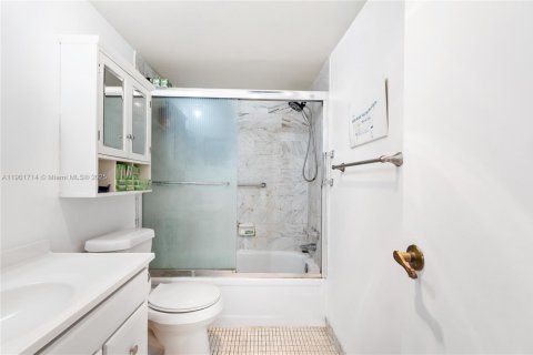 Condo in Pembroke Pines, Florida, 1 bedroom  № 1963714 - photo 3