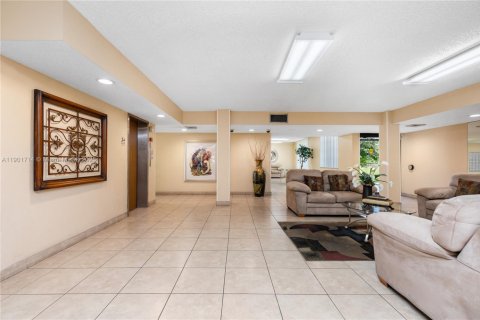 Condo in Pembroke Pines, Florida, 1 bedroom  № 1963714 - photo 14