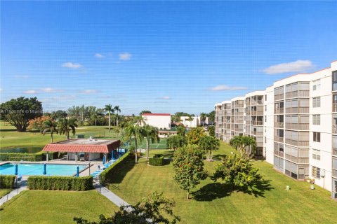 Condo in Pembroke Pines, Florida, 1 bedroom  № 1963714 - photo 18