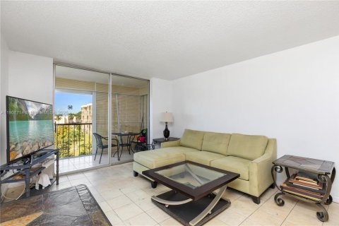 Condo in Pembroke Pines, Florida, 1 bedroom  № 1963714 - photo 19