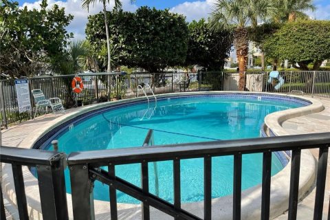 Condominio en alquiler en Hallandale Beach, Florida, 2 dormitorios, 80.82 m2 № 2001435 - foto 10