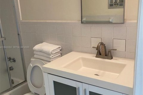 Condominio en alquiler en Hallandale Beach, Florida, 2 dormitorios, 80.82 m2 № 2001435 - foto 12