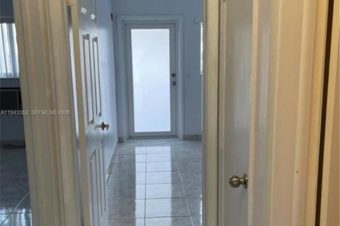 Condominio en alquiler en Hallandale Beach, Florida, 2 dormitorios, 80.82 m2 № 2001435 - foto 13
