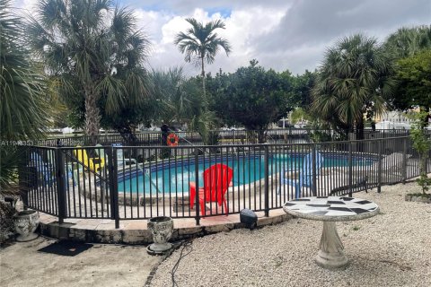 Condominio en alquiler en Hallandale Beach, Florida, 2 dormitorios, 80.82 m2 № 2001435 - foto 6