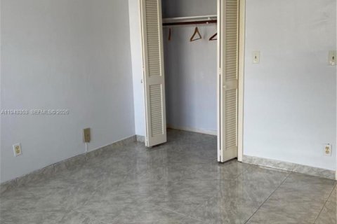 Condominio en alquiler en Hallandale Beach, Florida, 2 dormitorios, 80.82 m2 № 2001435 - foto 14