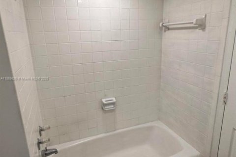 Copropriété à louer à Doral, Floride: 2 chambres, 98.48 m2 № 1946841 - photo 10