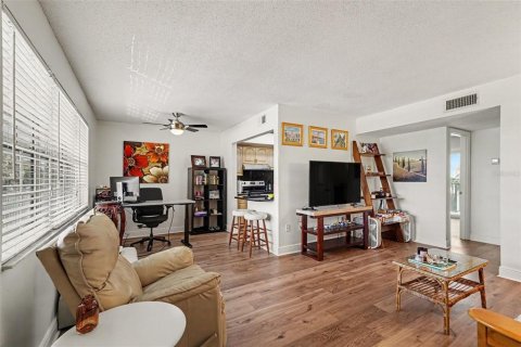 Condo in Indialantic, Florida, 1 bedroom № 2195801 - photo 6