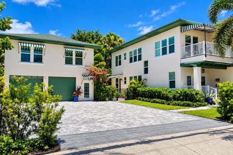 House in West Palm Beach, Florida 5 bedrooms, 330.36 sq.m. № 2421583