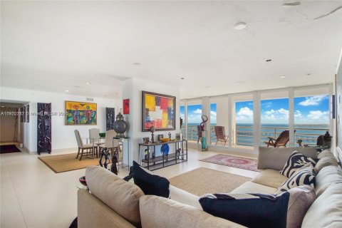 Copropriété à louer à Miami, Floride: 4 chambres, 304.72 m2 № 1976313 - photo 2