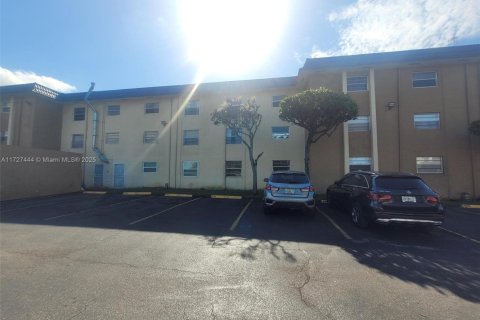 Condo in Hialeah, Florida, 2 bedrooms  № 1811609 - photo 1