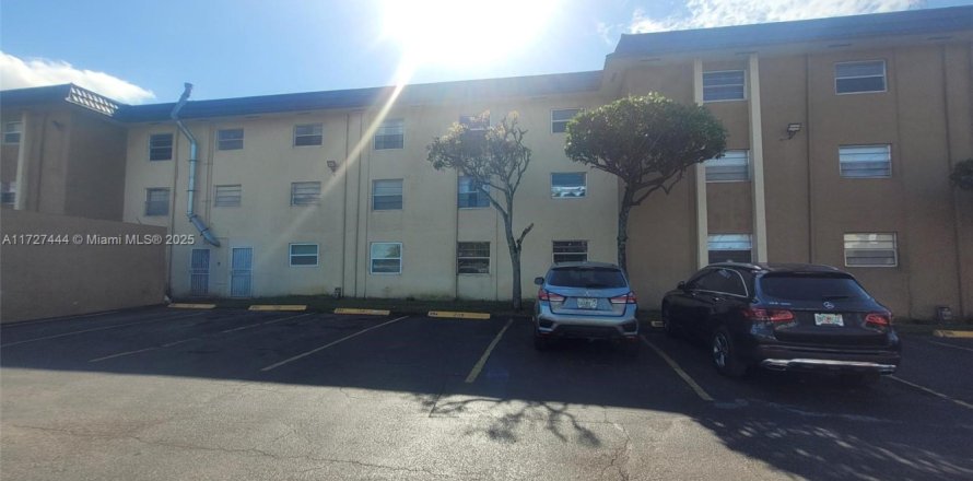 Condo in Hialeah, Florida, 2 bedrooms № 1811609