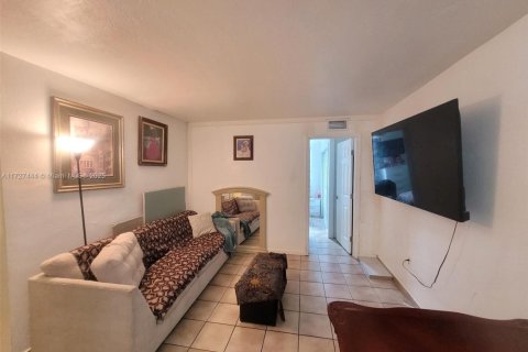 Condo in Hialeah, Florida, 2 bedrooms  № 1811609 - photo 4