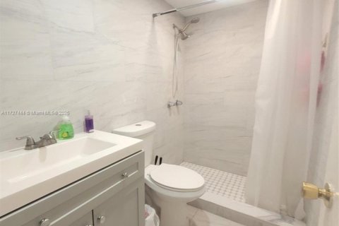 Condo in Hialeah, Florida, 2 bedrooms  № 1811609 - photo 10