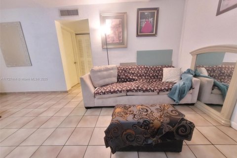 Condo in Hialeah, Florida, 2 bedrooms  № 1811609 - photo 6