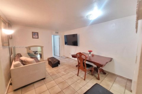 Condo in Hialeah, Florida, 2 bedrooms  № 1811609 - photo 5