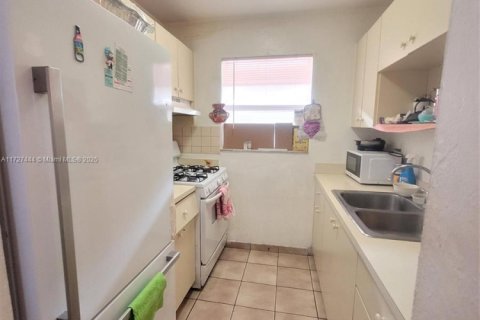 Condo in Hialeah, Florida, 2 bedrooms  № 1811609 - photo 7