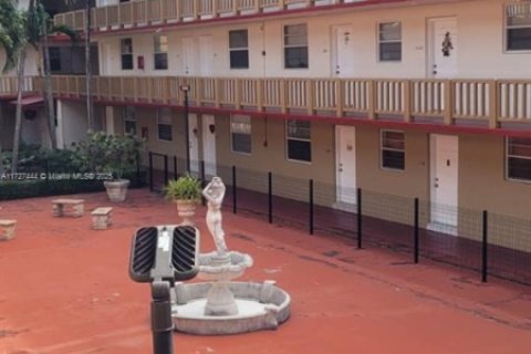 Condo in Hialeah, Florida, 2 bedrooms  № 1811609 - photo 15