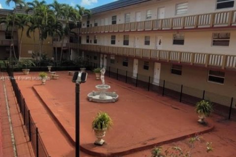 Condo in Hialeah, Florida, 2 bedrooms  № 1811609 - photo 18