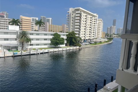 Condominio en alquiler en Hallandale Beach, Florida, 2 dormitorios, 97.55 m2 № 2075135 - foto 5