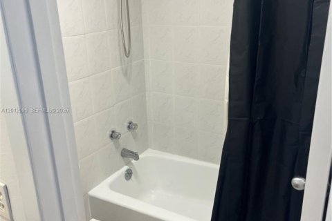Condominio en alquiler en Hallandale Beach, Florida, 2 dormitorios, 97.55 m2 № 2075135 - foto 25