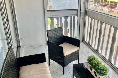 Condominio en alquiler en Hallandale Beach, Florida, 2 dormitorios, 97.55 m2 № 2075135 - foto 8