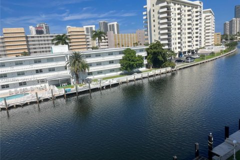 Condominio en alquiler en Hallandale Beach, Florida, 2 dormitorios, 97.55 m2 № 2075135 - foto 7