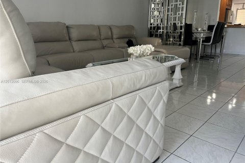 Condominio en alquiler en Hallandale Beach, Florida, 2 dormitorios, 97.55 m2 № 2075135 - foto 18