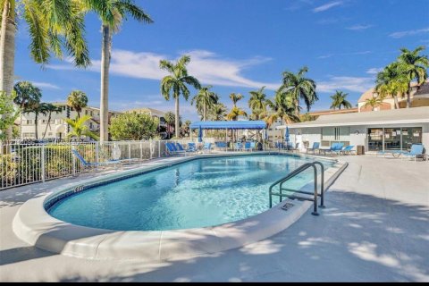Condominio en alquiler en Hallandale Beach, Florida, 2 dormitorios, 97.55 m2 № 2075135 - foto 2