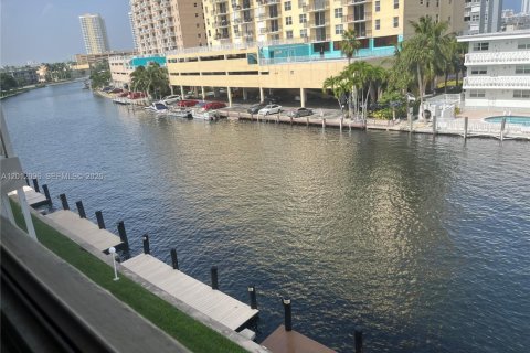 Condominio en alquiler en Hallandale Beach, Florida, 2 dormitorios, 97.55 m2 № 2075135 - foto 21
