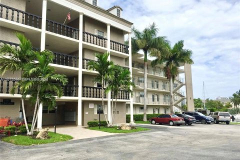 Condominio en Hallandale Beach, Florida, 2 dormitorios  № 2075135