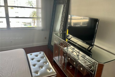 Condominio en alquiler en Hallandale Beach, Florida, 2 dormitorios, 97.55 m2 № 2075135 - foto 29